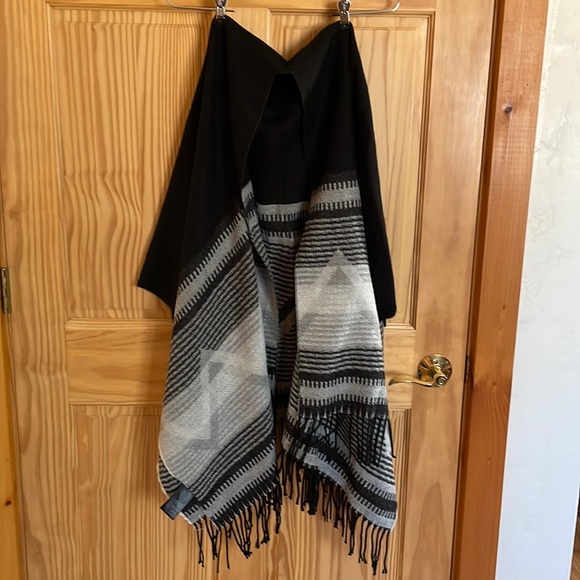 Shrugs pullover - Picture 1 of 2